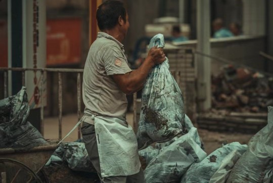 这种类型的信息涉及低俗敏感的内容，可能会对用户造成不良影响。我们应遵守相关的互联网行为规范和社会道德规范，共同维护网络健康，文明用语，共享绿色心灵。